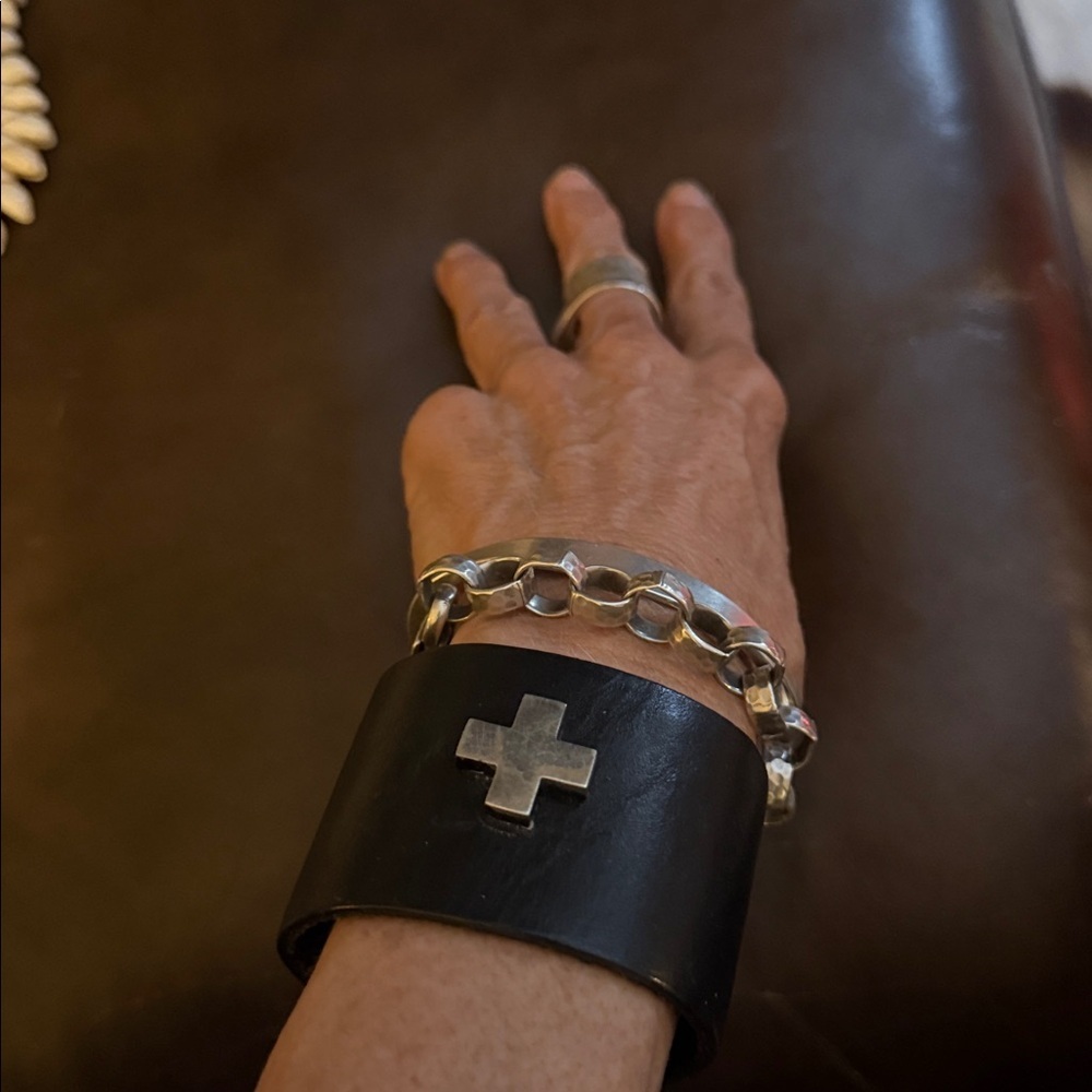Sterling silver cross on a Black Leather cuff Bracelet with Silver snaps - Picture 3 of 8